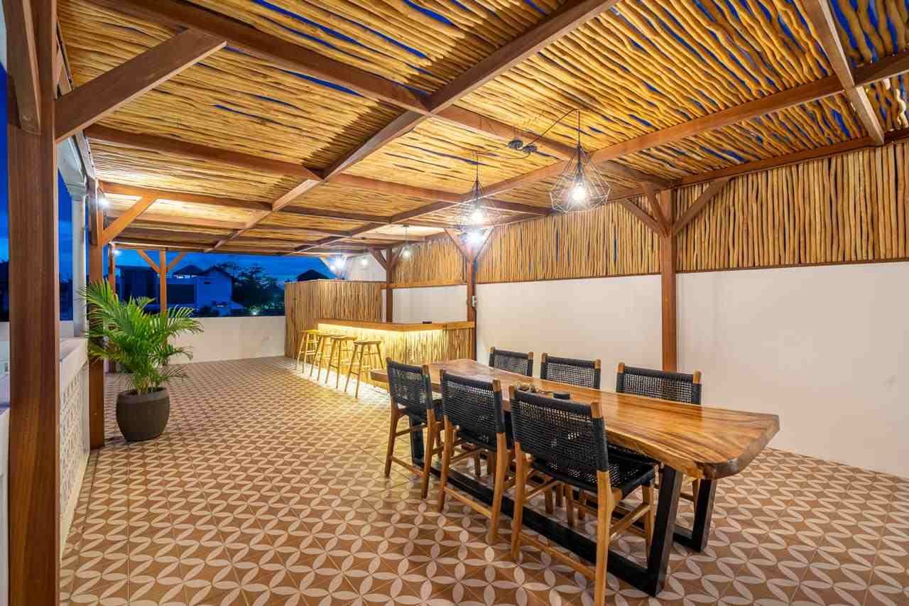 Pergola artistik villa dengan desain unik untuk meningkatkan nilai estetika dan kenyamanan properti.