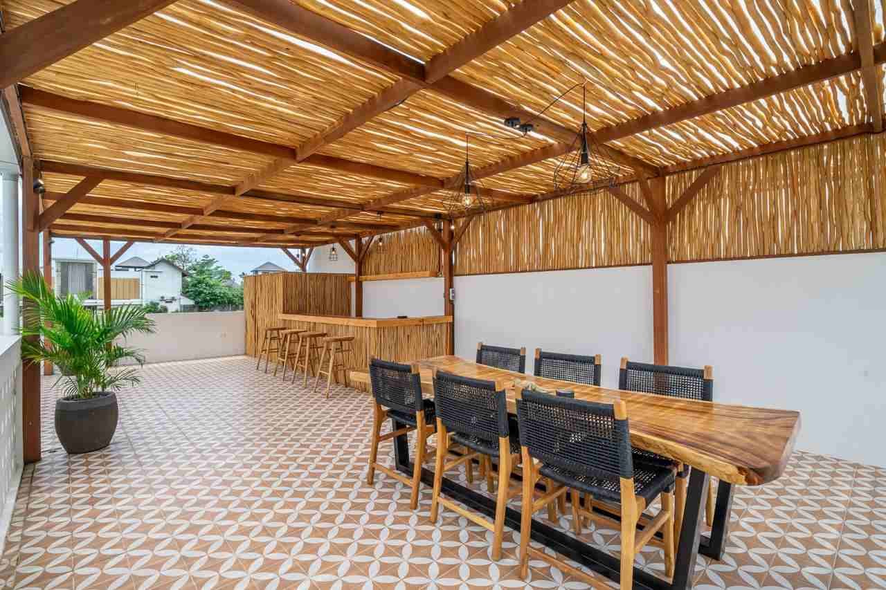Pergola eksklusif villa menggunakan kayu galam pilihan untuk tampilan yang berkelas dan tahan lama.