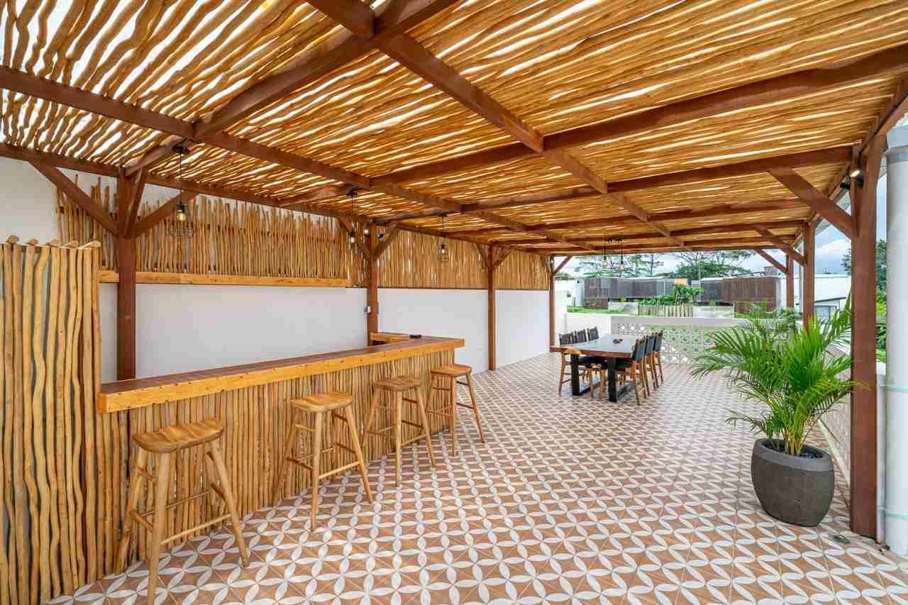Pergola estetik villa dengan sentuhan natural yang cocok untuk taman, kolam renang, dan lounge.