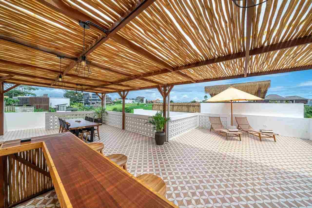 Pergola outdoor villa yang menghadirkan suasana teduh dan eksklusif pada area santai terbuka.