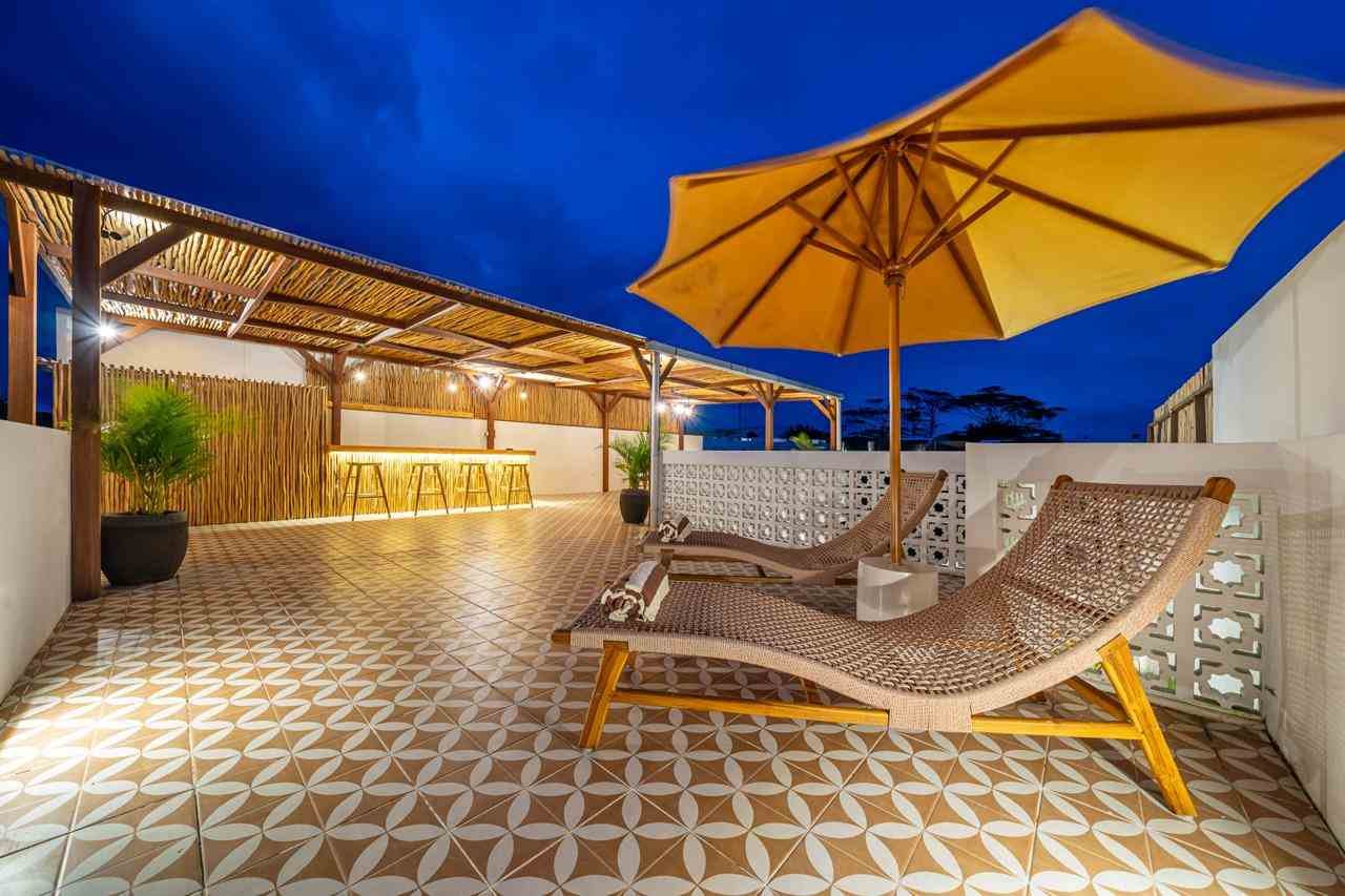 Pergola premium resort dengan konstruksi kokoh dan desain elegan untuk kawasan wisata modern.