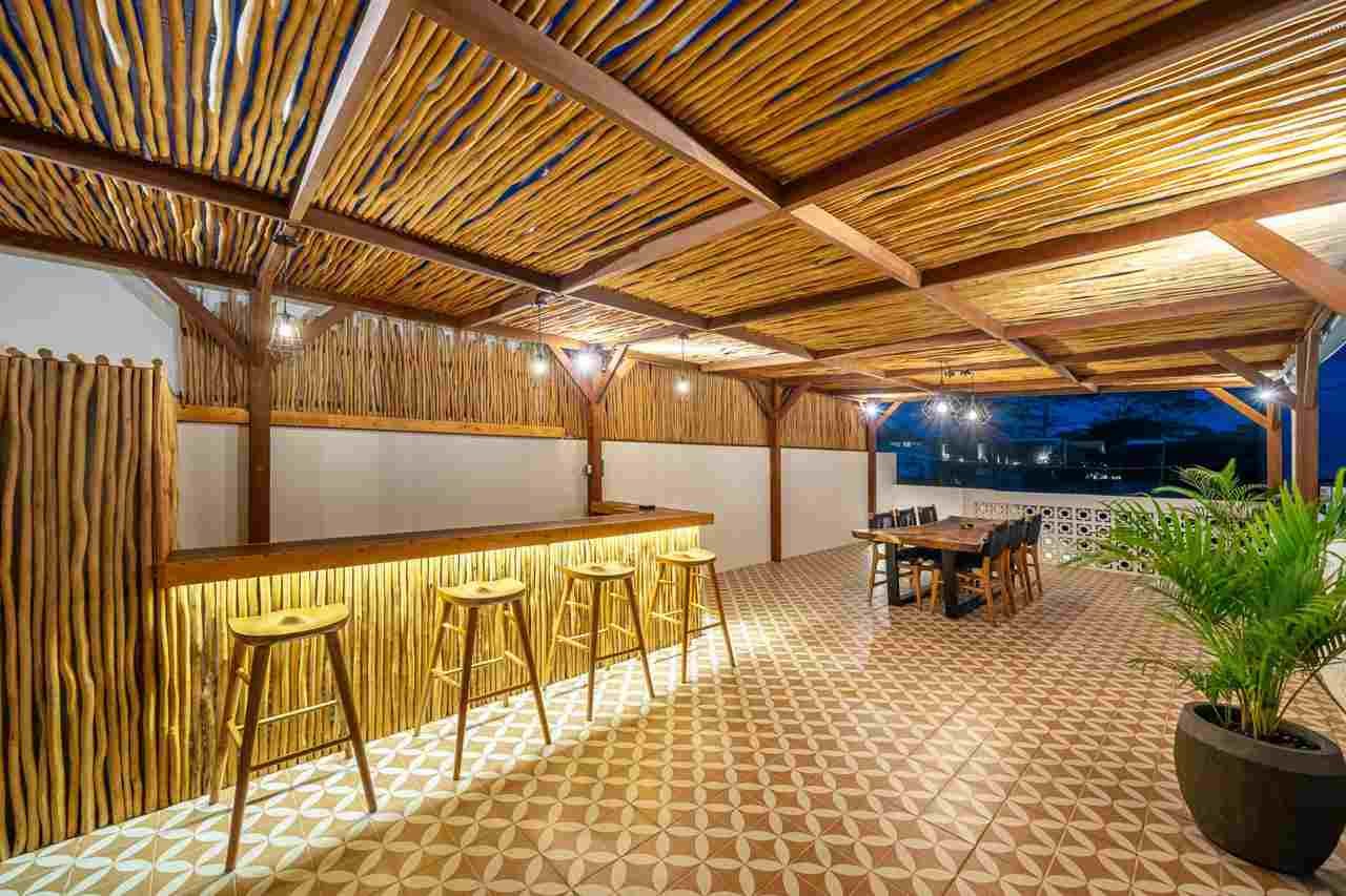 Pergola resort tropis dari kayu galam yang kuat dan cocok untuk konsep wisata alam premium.