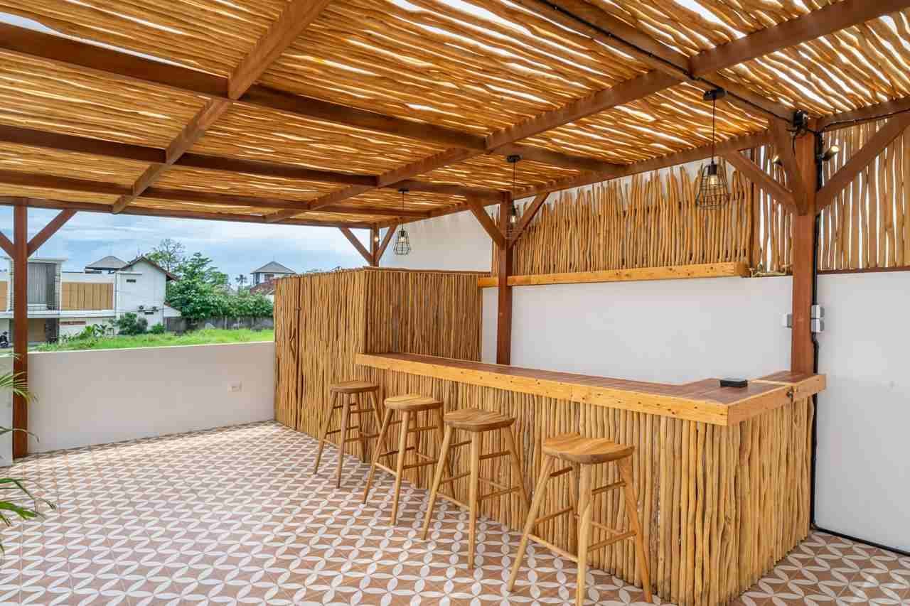 Pergola villa mewah dengan desain modern untuk menciptakan area outdoor yang nyaman dan estetik.